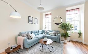 Bright And Modern 2 Bed Apartment